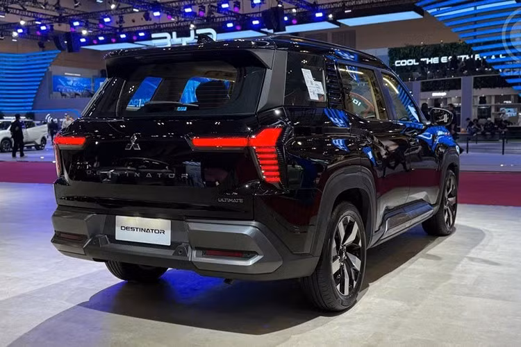 Về mặt kích thước, xe có chiều dài tổng thể 4.680 mm, rộng 1.840 mm, cao 1.780 mm và chiều dài cơ sở đạt 2.815 mm. So với các mẫu xe cùng thương hiệu, Mitsubishi Destinator lớn hơn XForce và chỉ thua kém đôi chút so với Pajero Sport ở chiều dài và chiều cao.