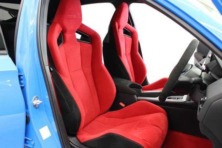 Với mức giá này, Civic Type R thậm chí đã vượt qua Mercedes-AMG C 43, mẫu sedan hiệu suất cao đến từ Đức có sức mạnh lớn hơn, trang bị hệ dẫn động 4 bánh và công nghệ đánh lái bánh sau.