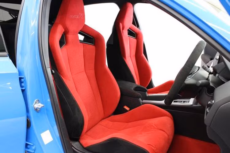 Với mức giá này, Civic Type R thậm chí đã vượt qua Mercedes-AMG C 43, mẫu sedan hiệu suất cao đến từ Đức có sức mạnh lớn hơn, trang bị hệ dẫn động 4 bánh và công nghệ đánh lái bánh sau.