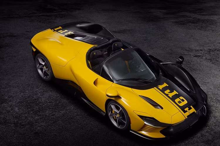 Động cơ V12 sản sinh công suất 829 mã lực và mô-men xoắn 514 pound-feet (697 Nm) giúp xe tăng tốc từ 0 đến 62 dặm/giờ (0 đến 100 km/giờ) trong 2,85 giây. Chiếc xe tăng tốc 1/4 dặm trong khoảng 10,0 giây và đạt tốc độ tối đa 211 dặm/giờ (340 km/giờ), trong khi hộp số tự động ly hợp kép 7 cấp chuyển số nhanh sẽ truyền lực đến bánh sau.