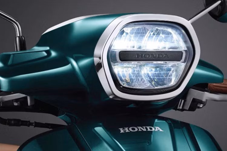 Đặc biệt, phiên bản ABS sử dụng chất liệu yên bọc bằng da lộn, không trơn trượt và sự kết hợp hai tông màu trên bộ họa tiết ở dàn áo. Xe còn được trang bị khung sườn eSAF với thời gian bảo hành lên tới 5 năm.