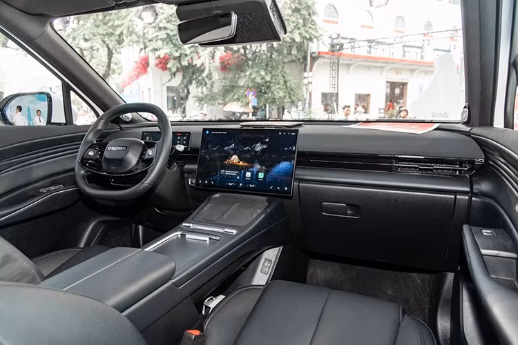 Bên trong Omoda C7 là không gian nội thất 5 chỗ ngồi khá rộng rãi. Nội thất của xe được thiết kế tối giản với một số điểm nhấn như mặt táp-lô đa tầng, vô lăng hai chấu, bảng đồng hồ kỹ thuật số 8,88 inch và màn hình hiển thị thông tin kính lái HUD cỡ lớn phía trên. Các cửa gió điều hòa được thiết kế kéo dài hết mặt táp-lô, càng tăng cảm giác rộng rãi cho nội thất.