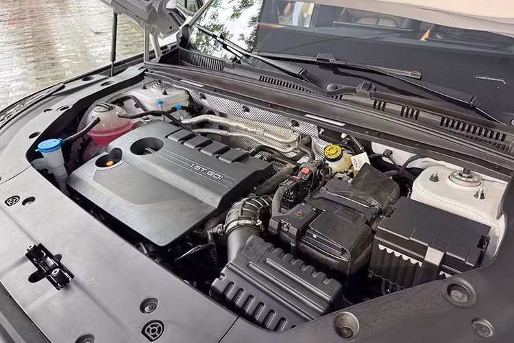 Ngoài ra, xe cũng có cảnh báo phương tiện cắt ngang khi lùi, phanh tự động khi lùi, cảnh báo va chạm khi mở cửa, cảnh báo lệch làn đường, hỗ trợ giữ làn đường, phanh tự động khẩn cấp, hỗ trợ lái xe khi tắc đường và cảnh báo khi phương tiện phía trước di chuyển.