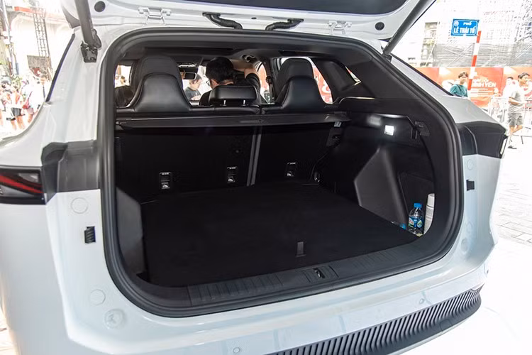 Trang bị an toàn của xe cũng rất đầy đủ tới 7 túi khí, cảm biến áp suất lốp và camera 540 độ, hệ thống kiểm soát hành trình thích ứng, giới hạn tốc độ kèm cảnh báo, đèn tự động điều chỉnh xa/gần, cảnh báo điểm mù, hỗ trợ chuyển làn,...