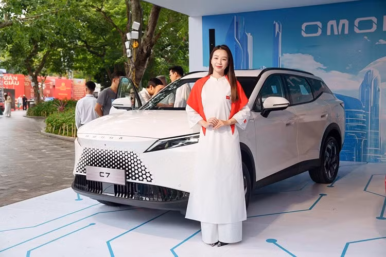 Ngay trong lần được trưng bày công khai tại Việt Nam, Omoda C7 nhanh chóng thu hút người dùng nhờ thiết kế cá tính, công nghệ hiện đại cùng loạt tính năng an toàn. Xe dự kiến mở bán vào tháng 9 năm nay, cạnh tranh với các đối thủ như Mazda CX-5, Hyundai Tucson hay Ford Territo﻿ry.