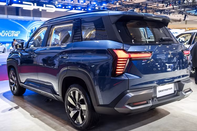 Trong quá trình thử nghiệm tại Indonesia, Mitsubishi Destinator cho thấy mức tiêu hao nhiên liệu khá ấn tượng. Khi vận hành trong phố với tốc độ trung bình khoảng 25 km/h, xe đạt mức 14,3 km/lít (tương đương 7 lít/100 km). Trên đường cao tốc với tốc độ ổn định 80 km/h, mức tiêu hao giảm xuống còn 16,4 km/lít (khoảng 6,1 lít/100 km).