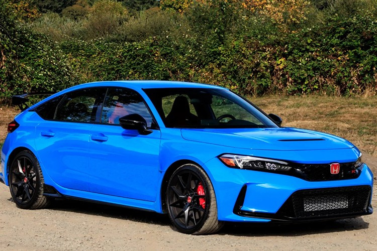 Chính sự khan hiếm khiến Civic Type R ngày càng được săn lùng, đẩy giá bán trên thị trường xe cũ tăng mạnh. Với vị thế là mẫu hot hatch hiệu năng cao độc đáo, Civic Type R 2025 dự kiến sẽ tiếp tục tạo ra một “cuộc đua” săn xe ở nhiều quốc gia, trong đó có Việt Nam.
