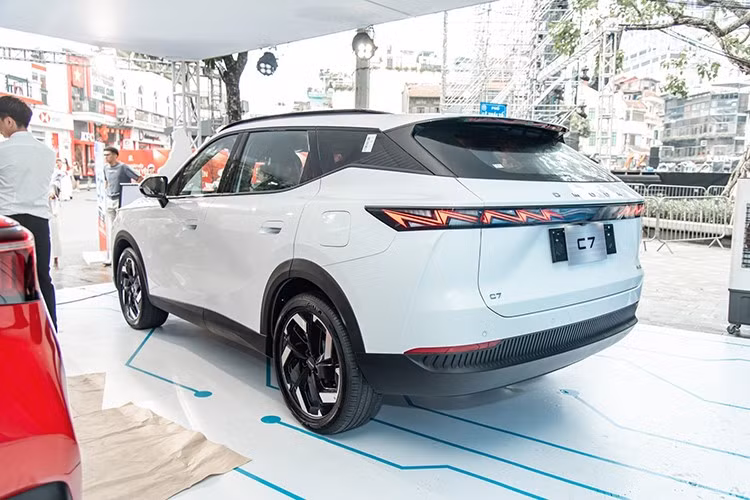 Tiếp theo đó là mâm hợp kim 19 inch với thiết kế khí động lực học, kính sau dốc sâu và cụm đèn hậu LED nằm vắt ngang phía sau xe. Cụm đèn hậu này đi kèm họa tiết tia sét khá bắt mắt bên trong. Xe sở hữu đủ cảm biến trước/sau, hệ thống camera toàn cảnh có khả năng soi gầm...