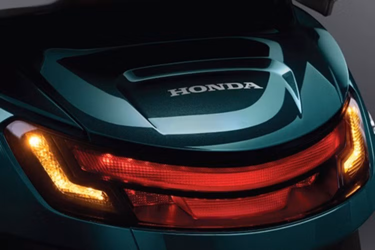 Tuy mang thiết kế phong cách châu Âu, chiều cao yên của Honda Stylo 160 chỉ là 768mm - phù hợp với vóc dáng của đa số người châu Á. Xe sử dụng lốp không săm với phuộc sau dạng lò xo đơn, phuộc trước dạng ống lồng.