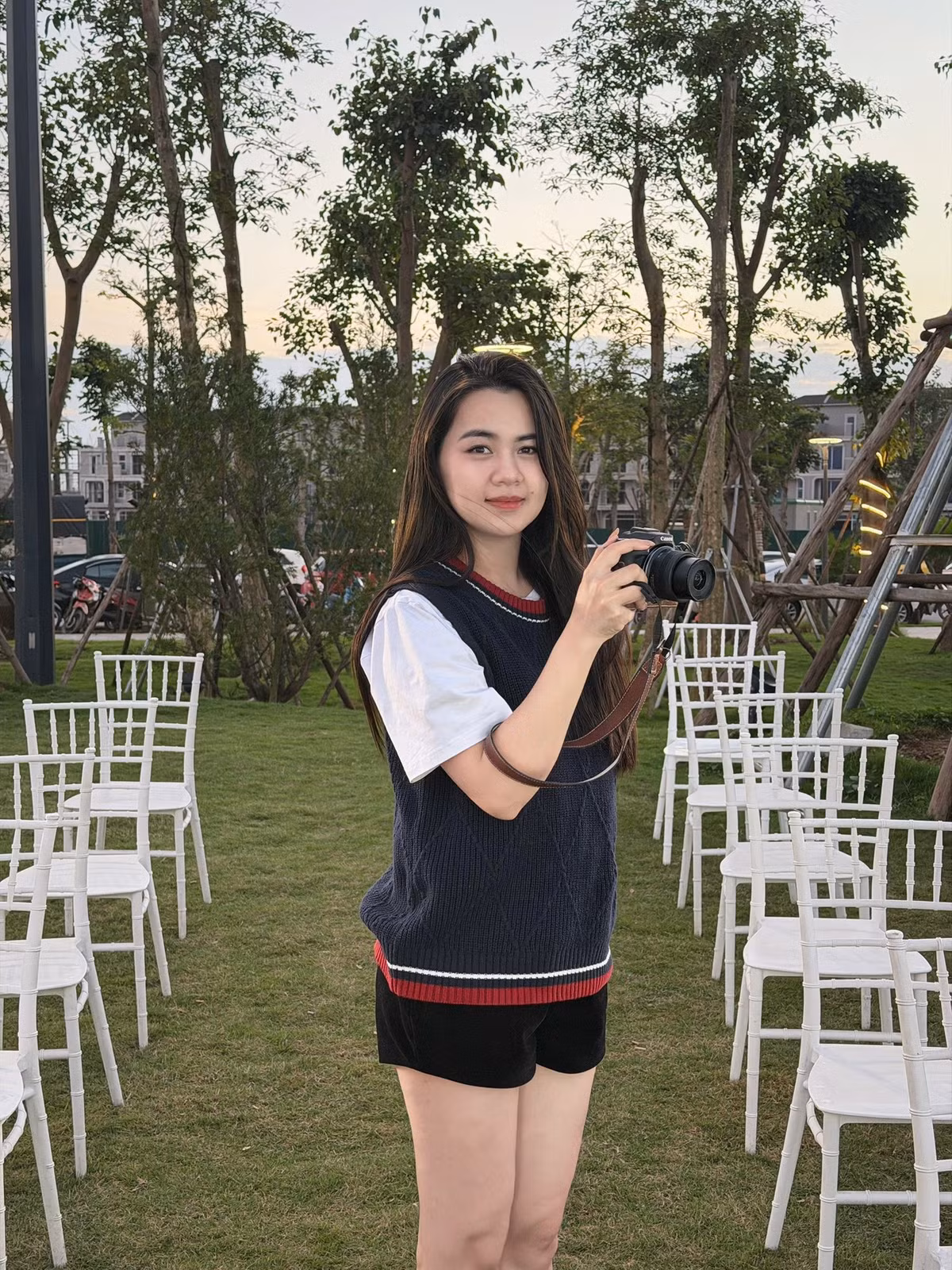 Nhờ nhan sắc dịu dàng cùng phong thái nhẹ nhàng, Thùy Phương được người hâm mộ bóng đá ưu ái gọi là “Hoa khôi thành Vinh” từ những ngày đầu xuất hiện bên cạnh Quế Ngọc Hải.