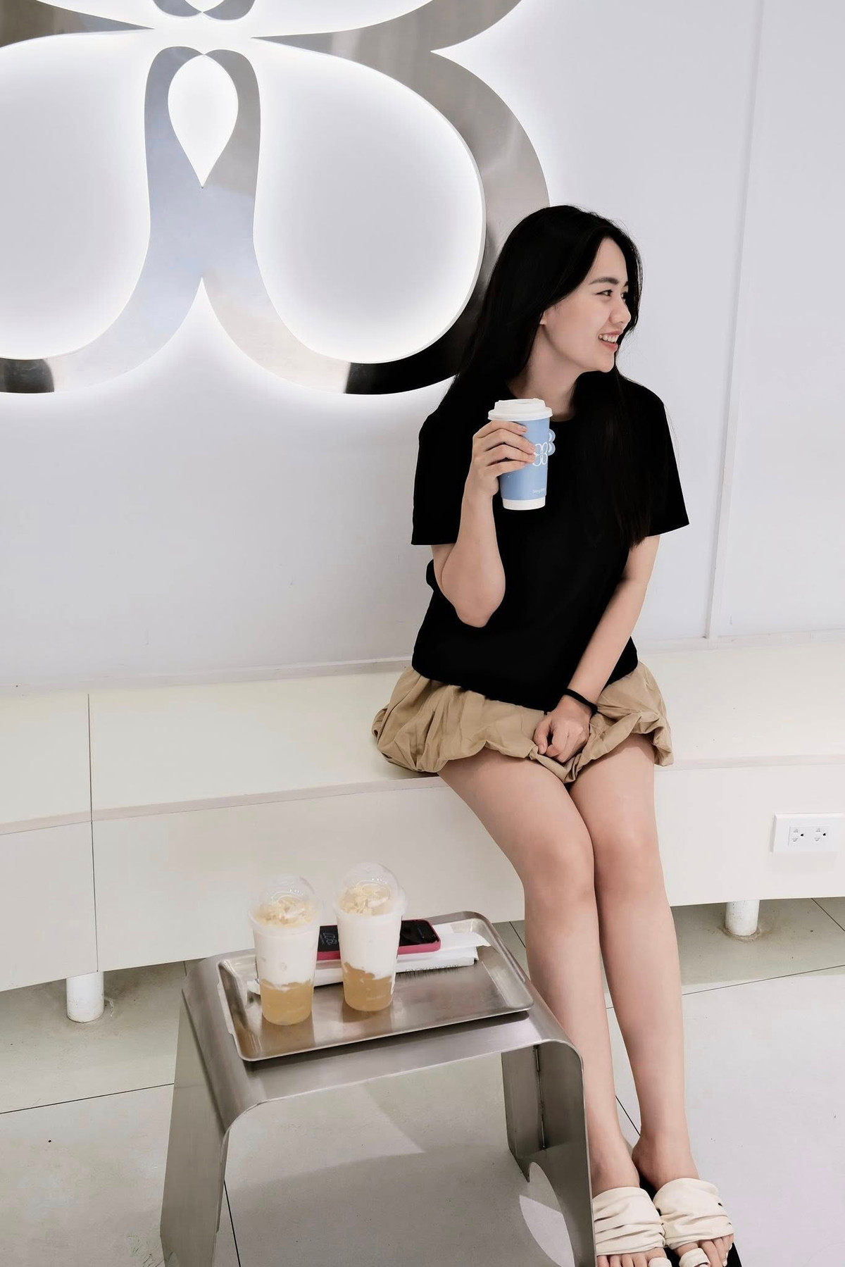 Trên mạng xã hội, Thùy Phương thỉnh thoảng chia sẻ những khoảnh khắc đời thường giản dị bên gia đình, nhận được nhiều lời khen bởi tổ ấm hạnh phúc và cách nuôi dạy con khéo léo.