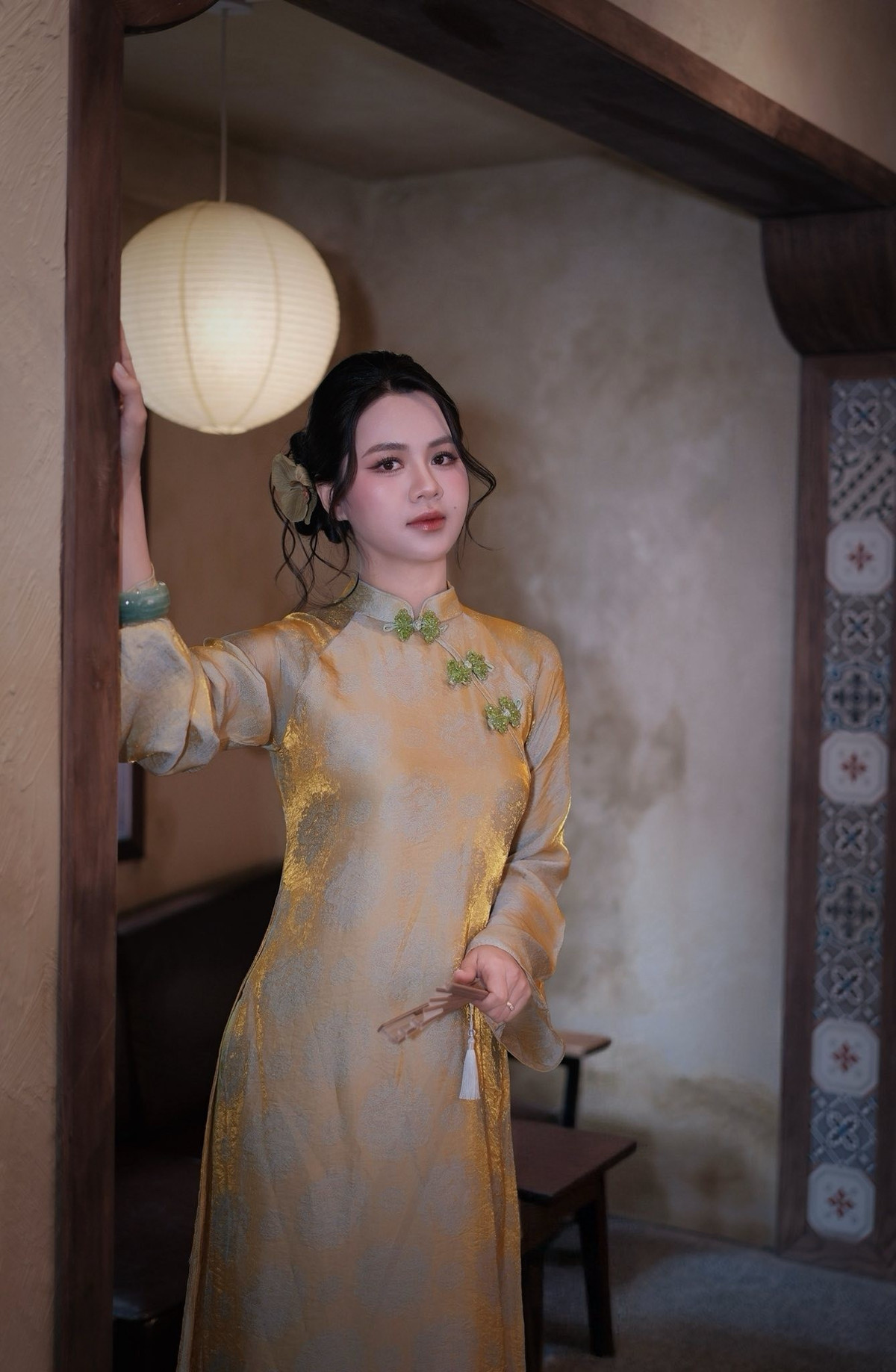 Vẻ đẹp nền nã, đằm thắm của “Hoa khôi thành Vinh” Dương Thùy Phương nhanh chóng nhận được nhiều lời khen từ cộng đồng mạng, đánh dấu màn “bước vào đường đua áo dài” đầy ấn tượng.