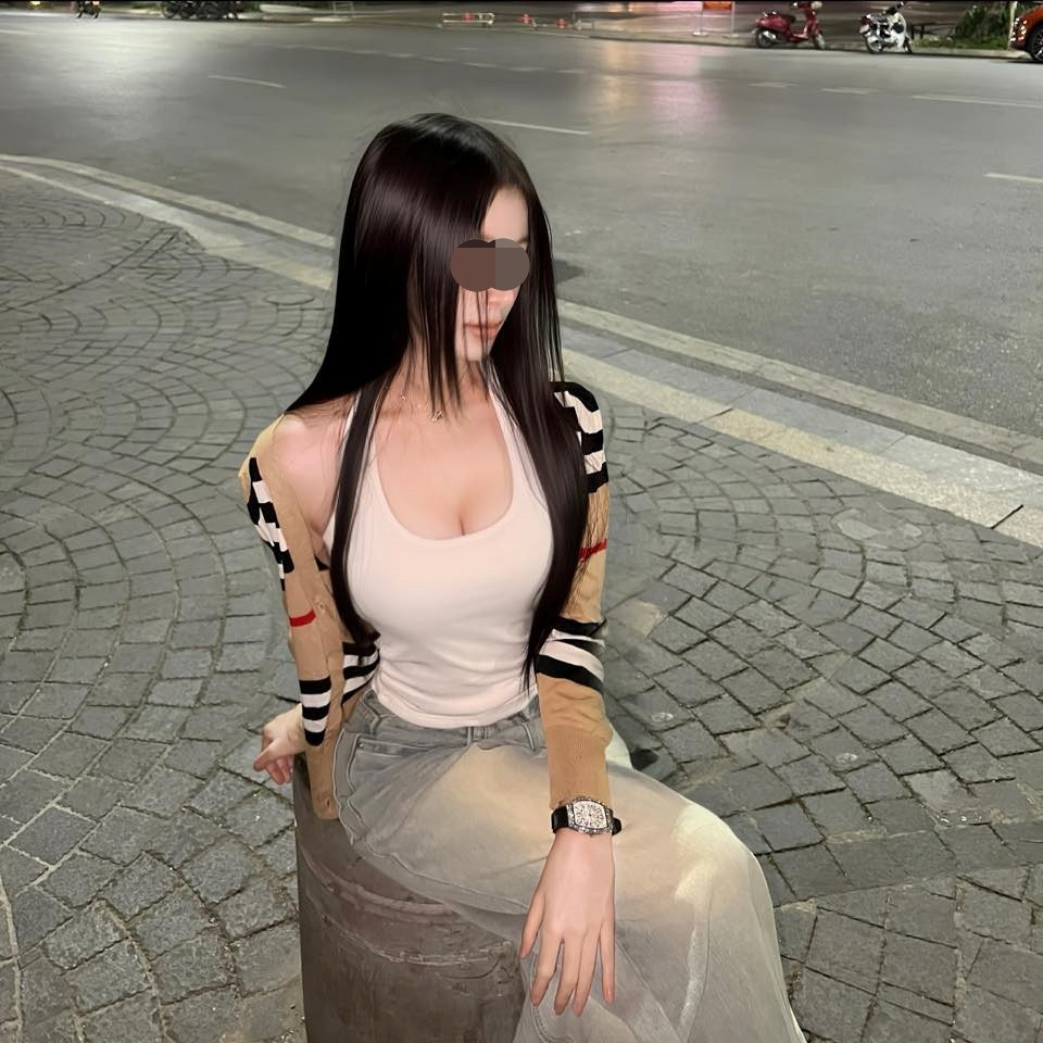 Không ít tài khoản đã bày tỏ sự thất vọng, cho rằng đây là hành vi của M.M vượt quá giới hạn của một video quảng cáo. Việc sử dụng hình ảnh mang tính gợi cảm để đánh vào thị hiếu người xem có thể giúp tăng lượt tương tác trong ngắn hạn, nhưng cũng kéo theo vô số hệ lụy.