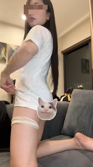 Theo đó, hot girl này thường xuyên xuất hiện trong các video quảng cáo áo polo nam, song thay vì tập trung vào sản phẩm, M.M lại chọn cách thể hiện rất nhạy cảm để “hút view”.