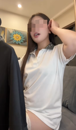 Không ít cá nhân sử dụng thân thể hoặc hình ảnh gợi cảm để quảng cáo sản phẩm. Thay vì tập trung giới thiệu chất lượng hay công năng, họ chọn cách ăn mặc hở hang, tạo dáng nhạy cảm để “hút view”. Điển hình như trường hợp của một hot girl mạng có tên M.M dưới đây.