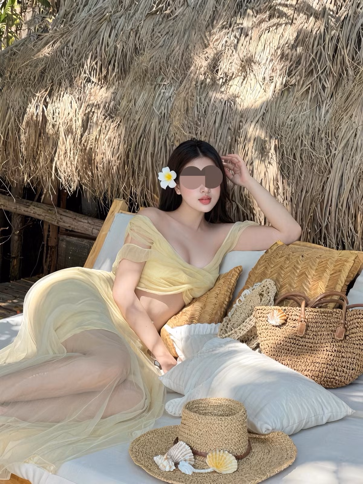 Trong nhiều video, M.M cố tình không... mặc quần, chỉ diện độc chiếc áo polo ngắn, tạo dáng nhạy cảm ngay trước ống kính.