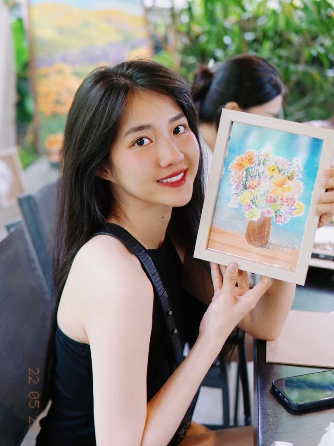 Trên mạng xã hội, Kiều Trinh Xíu vẫn duy trì phong cách nhẹ nhàng, nữ tính, thường xuyên chia sẻ những khoảnh khắc đời thường lung linh như công chúa.