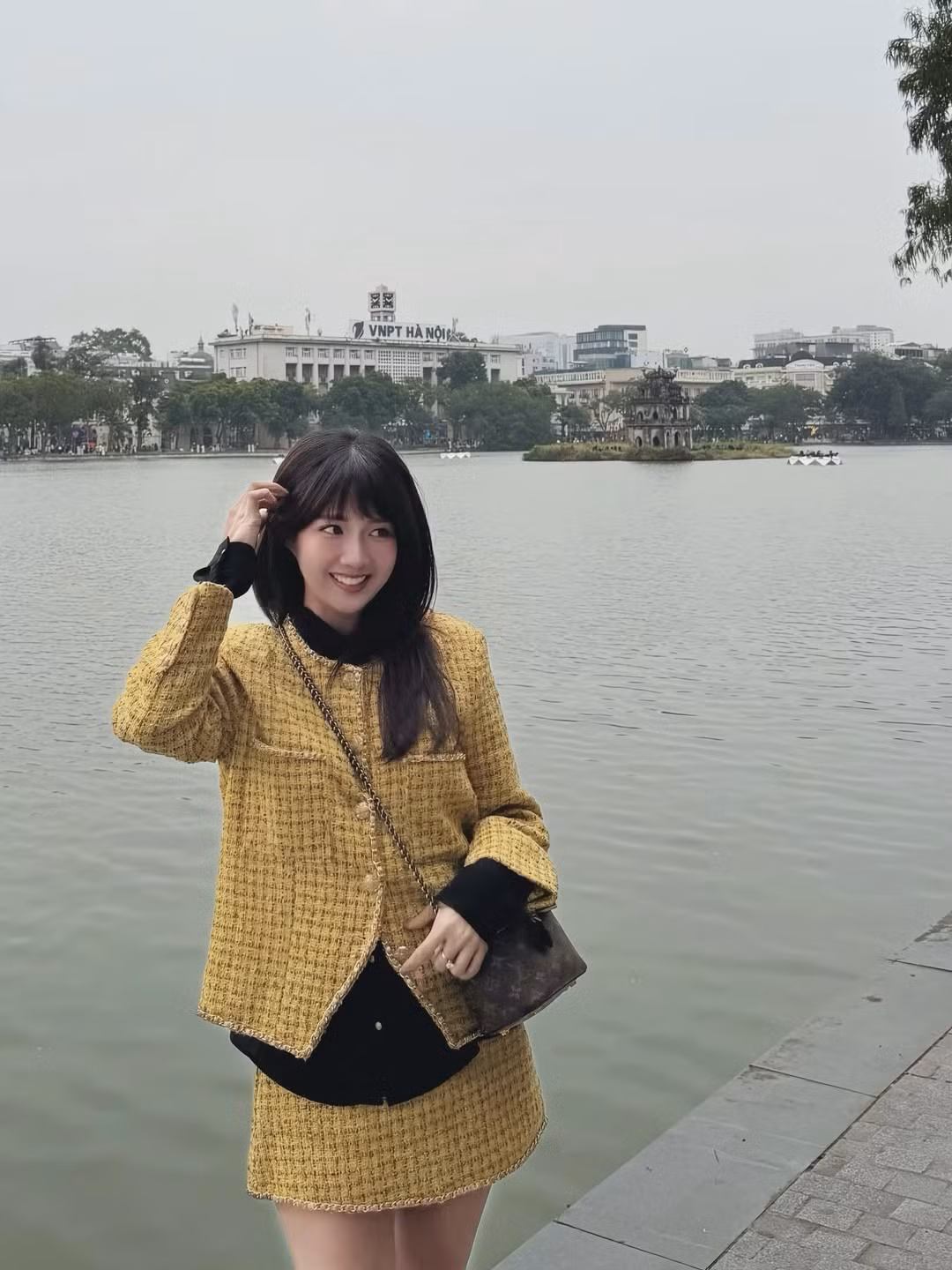 Xuất hiện bên Hồ Gươm thơ mộng, “hot girl trà sữa” Kiều Trinh Xíu ghi điểm tuyệt đối với phong cách dịu dàng, nữ tính, hòa quyện hoàn hảo với không khí trầm lắng, lãng mạn đặc trưng của Thủ đô vào mùa lạnh.