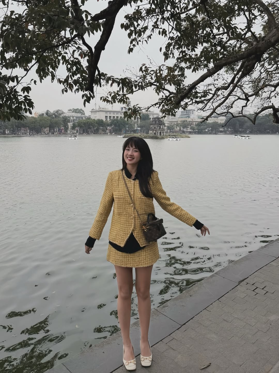 Gương mặt xinh xắn, làn da sáng mịn cùng nụ cười rạng rỡ đặc trưng giúp Kiều Trinh Xíu dễ dàng chiếm trọn spotlight dù không cần tạo dáng cầu kỳ.