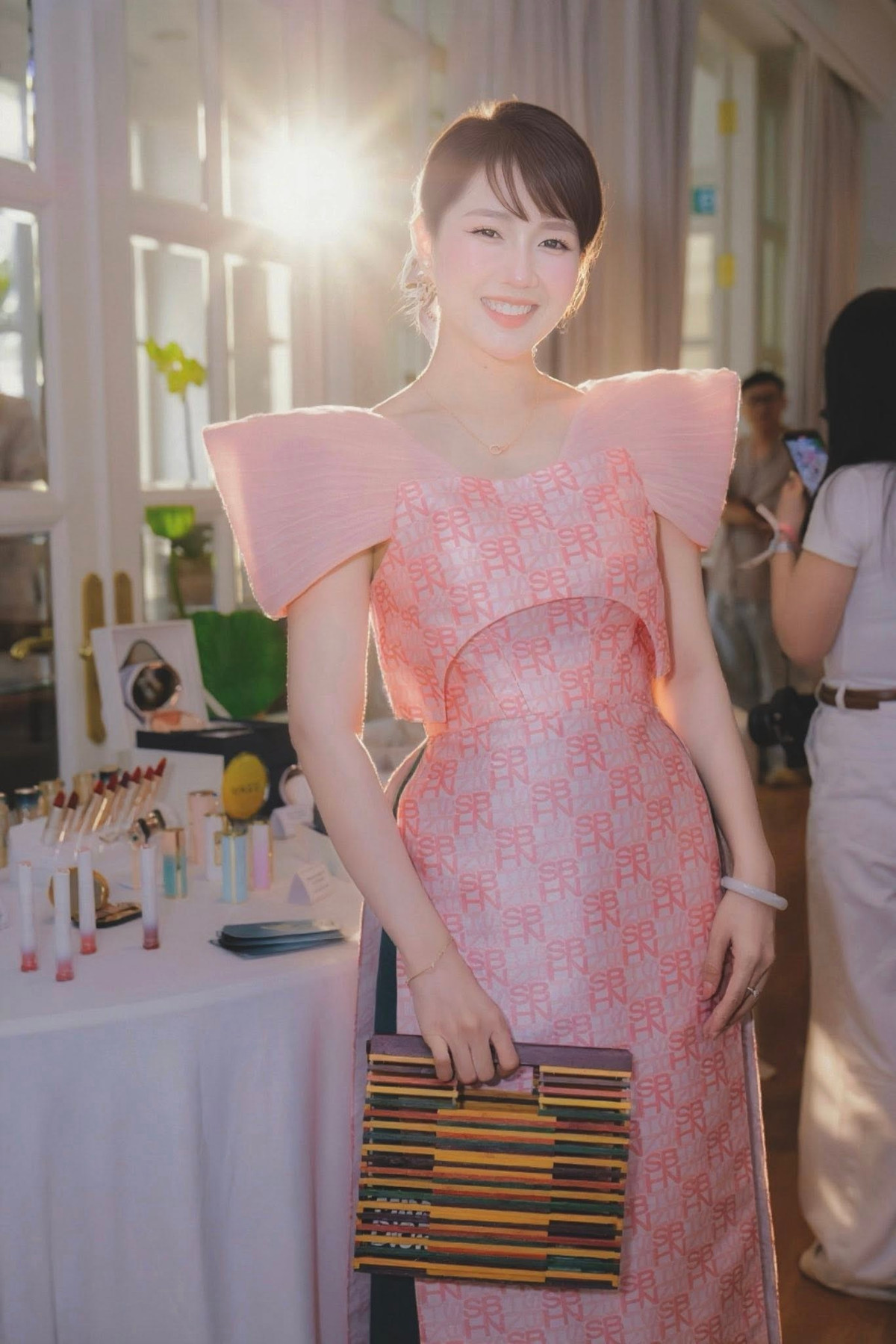 Nhiều cư dân mạng không tiếc lời khen ngợi, cho rằng sau nhiều năm nổi tiếng, Kiều Trinh Xíu vẫn giữ được nét đẹp trong veo, thậm chí ngày càng mặn mà và cuốn hút hơn.