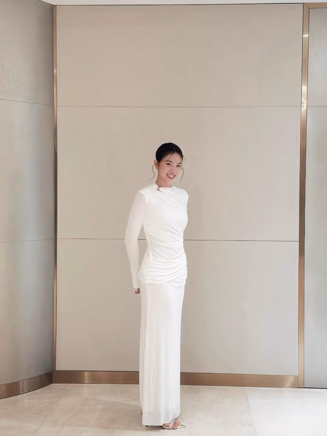 Layout makeup nhẹ nhàng, tóc búi cao gọn gàng càng khiến Ánh Viên toát lên vẻ thanh thoát, sang trọng.