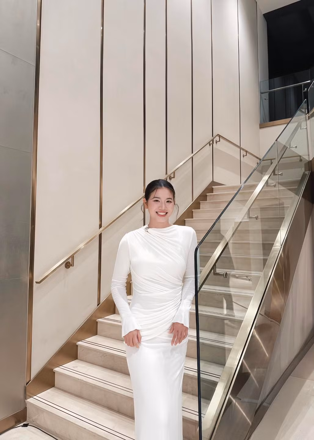 Từ ánh mắt, nụ cười đến cách 'tiểu tiên cá' tương tác với mọi người đều cho thấy sự chững chạc, duyên dáng của một người phụ nữ đang ở giai đoạn rực rỡ nhất.