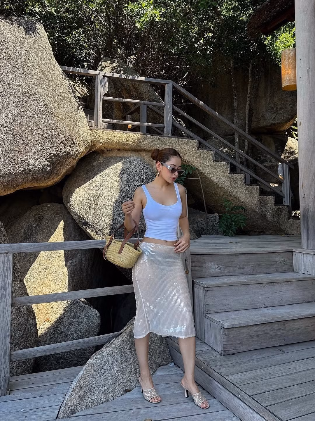 Không chỉ ở thời trang đời thường, hình ảnh của Chi Pu trên sân khấu, thảm đỏ hay các sự kiện quốc tế cũng ngày càng chỉn chu, tạo dấu ấn cá nhân rõ nét.