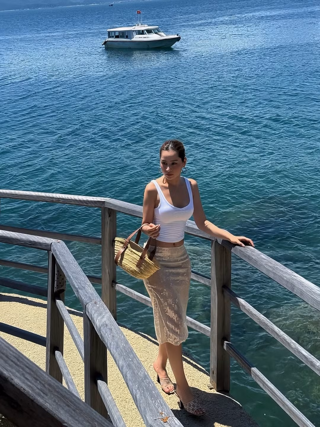 Phần váy xuyên thấu cũng là chi tiết được nhiều khán giả bàn luận, bởi sự kết hợp vừa đủ để tạo nên tổng thể gợi cảm mà vẫn thanh lịch, phù hợp.