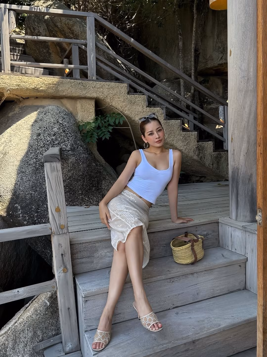 Trong loạt ảnh, Chi Pu diện áo ôm sát kết hợp chân váy xuyên thấu lấp lánh. Thiết kế tông sáng, chất liệu nhẹ và mỏng giúp tôn lên đường cong cơ thể nhưng không tạo cảm giác phô trương, phản cảm.