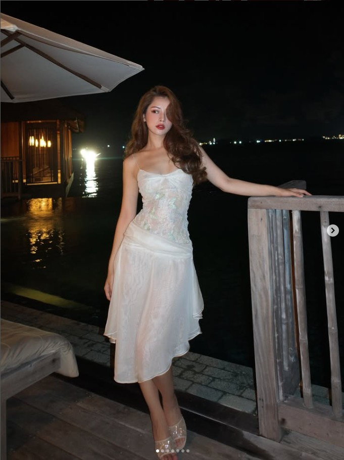 Việc xuất hiện với phong cách gợi cảm ở tuổi 32 không còn xa lạ với nữ ca sĩ. Tuy nhiên, mỗi lần “lên đồ”, cô đều tạo được sức hút nhất định nhờ khả năng chọn trang phục phù hợp vóc dáng và không gian. Chính sự tiết chế trong cách phối đồ đã giúp Chi Pu giữ được hình ảnh cân bằng giữa quyến rũ và sang trọng.