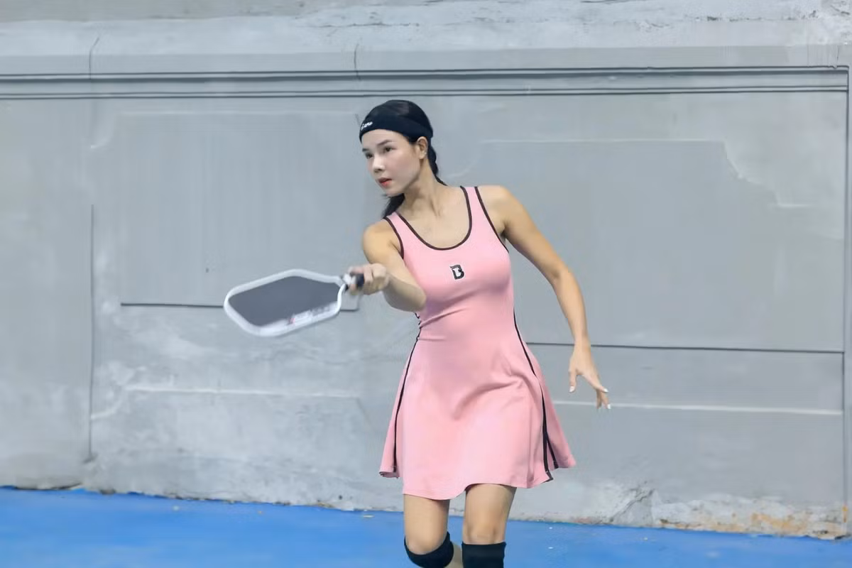 Hình ảnh Kỳ Hân vô cùng năng động trên sân pickleball.