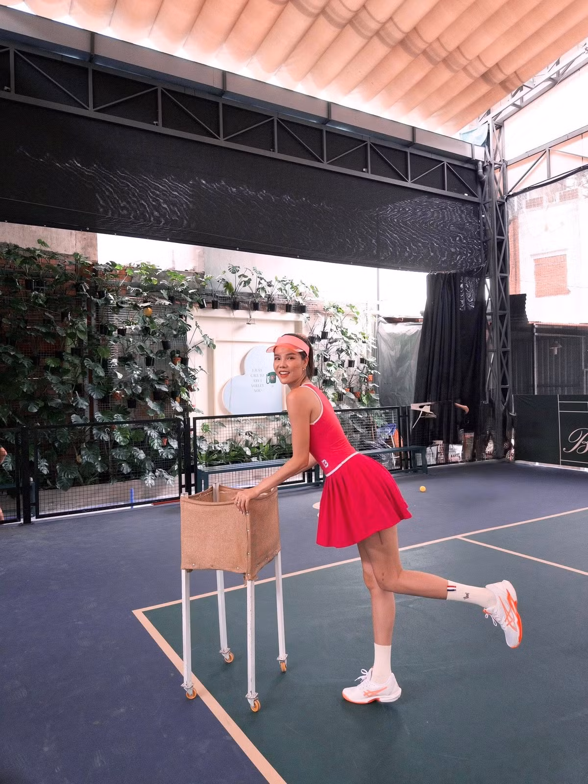 Trước đó, việc Kỳ Hân chấp nhận bỏ ra số tiền lớn để điều trị và kiên trì phục hồi suốt nửa năm đã khiến nhiều người xót xa. Nay, chỉ vừa khỏi bệnh, cô lại nhanh chóng quay lại bộ môn từng khiến bản thân phải nhập viện, càng làm dấy lên nhiều luồng ý kiến trái chiều.