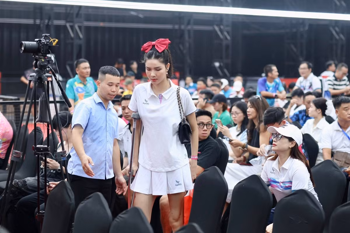 Trong một tình huống di chuyển nhanh để cứu bóng, Kỳ Hân nghe thấy tiếng "rắc" vang lên và ngã quỵ xuống sân.