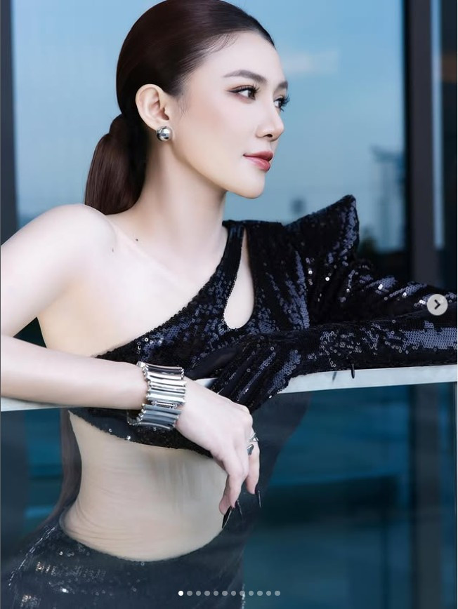 Cuộc sống hôn nhân của Lê Hà và doanh nhân Trung Hiếu khá kín tiếng, họ có với nhau 2 nhóc tỳ. Thế nhưng dạo gần đây, mỹ nhân này rất ít nhắc đến chồng trên MXH.