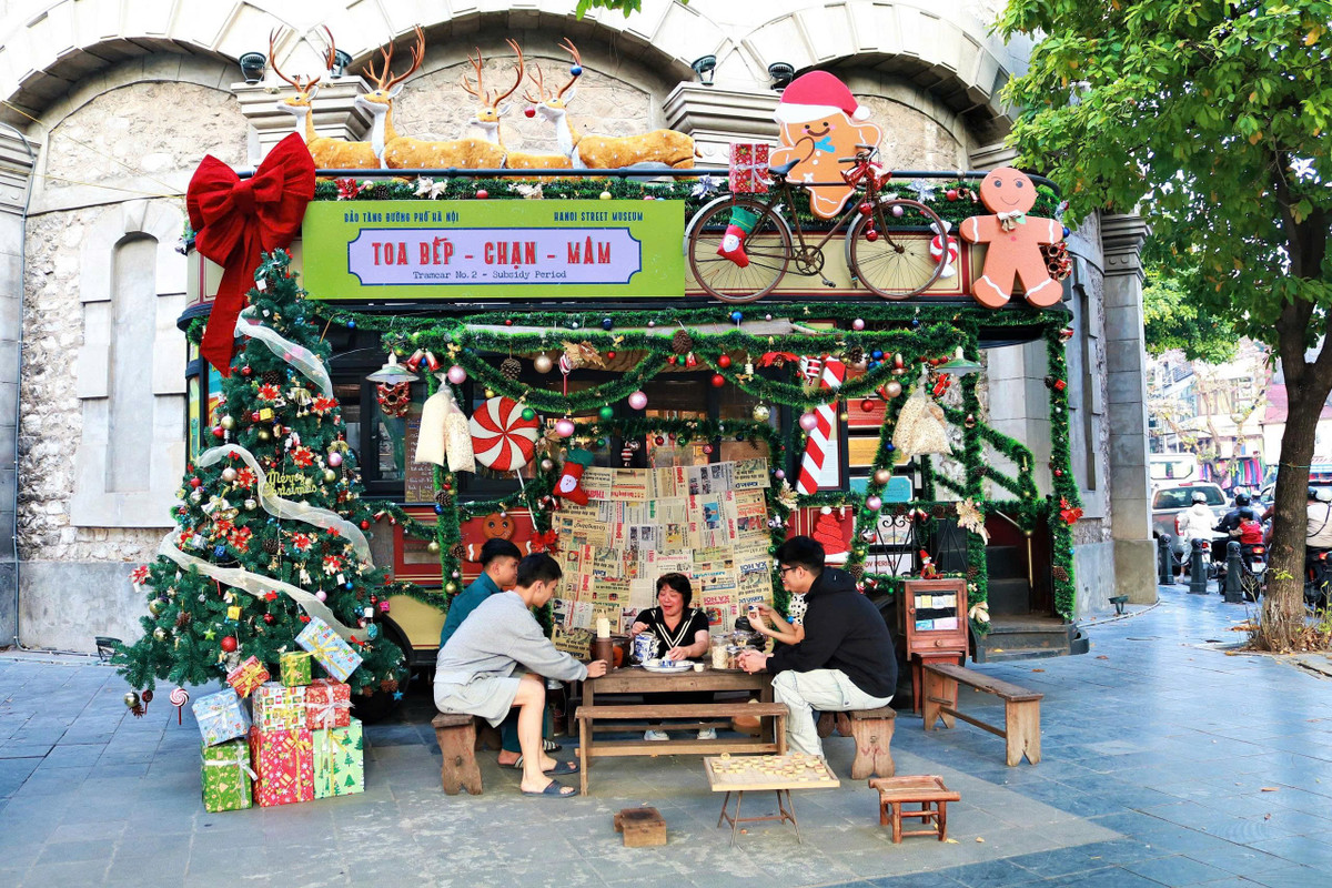 Mô hình “Di sản xuống phố” do UBND phường Ba Đình đang triển khai tại tháp nước Hàng Đậu - một di tích lịch sử lâu đời tại Hà Nội. Điểm nhấn của không gian này là một toa tàu điện cổ được trang trí vô cùng độc đáo đã thu hút đông đảo du khách, đặc biệt là các bạn trẻ đến check – in.