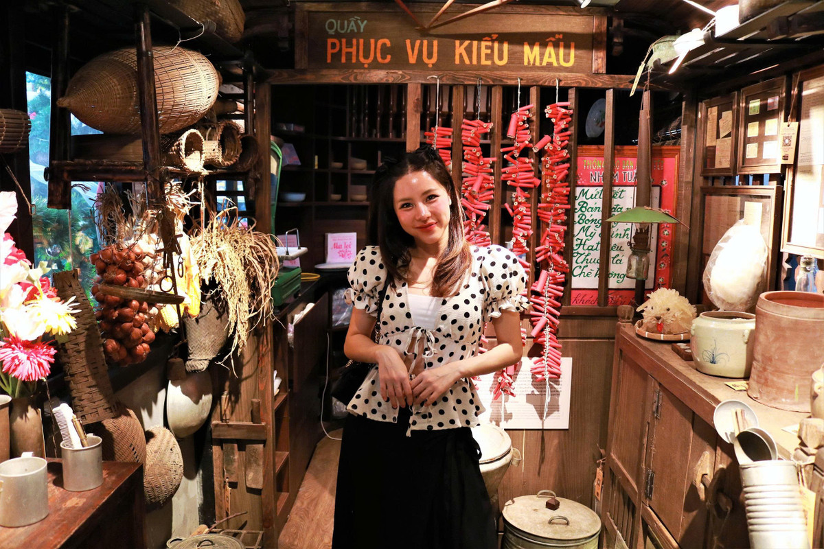 Điểm đặc biệt khiến mô hình "Di sản xuống phố" khác biệt hoàn toàn với những địa điểm check-in thông thường chính là trải nghiệm bên trong các toa tàu.