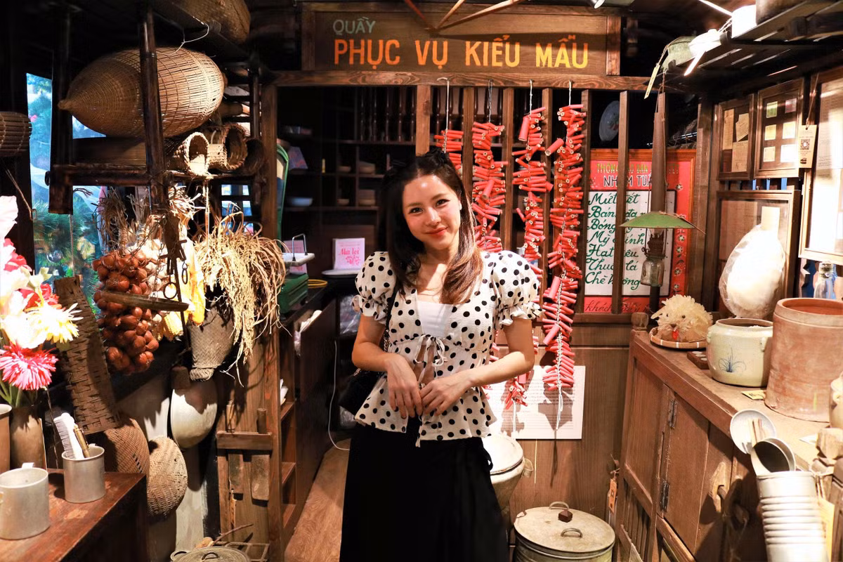 Điểm đặc biệt khiến mô hình "Di sản xuống phố" khác biệt hoàn toàn với những địa điểm check-in thông thường chính là trải nghiệm bên trong các toa tàu.