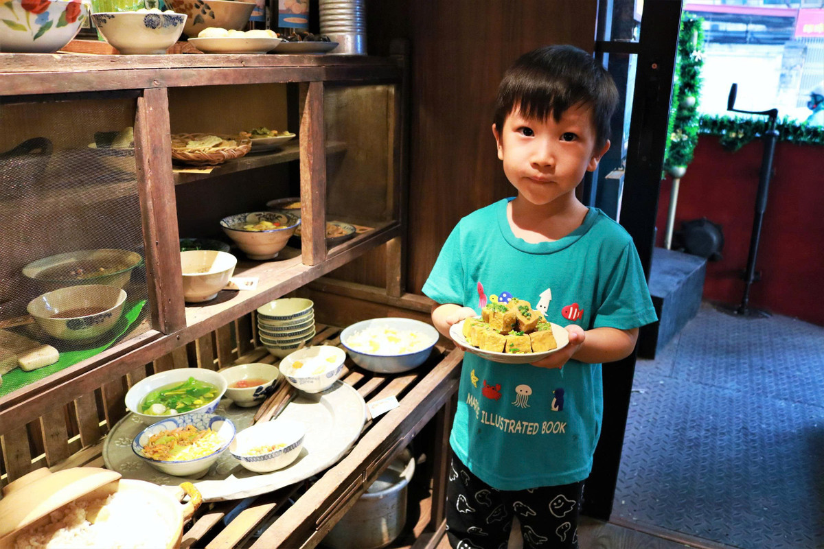 Thay vì những bảng biểu khô khan, văn hóa và lịch sử Hà Nội được tái hiện qua các hiện vật và công nghệ tương tác đặc biệt, được gói gọn trong một không gian tinh tế, sâu sắc.