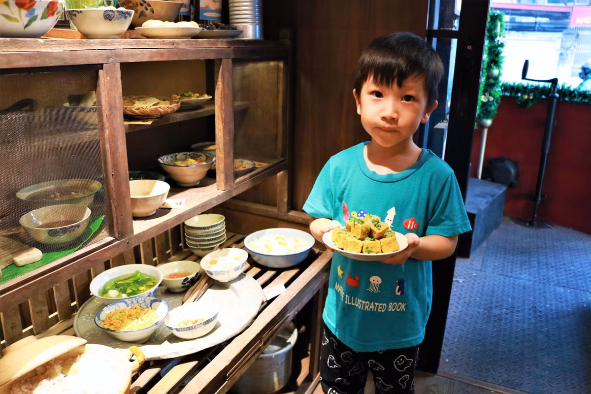 Thay vì những bảng biểu khô khan, văn hóa và lịch sử Hà Nội được tái hiện qua các hiện vật và công nghệ tương tác đặc biệt, được gói gọn trong một không gian tinh tế, sâu sắc.