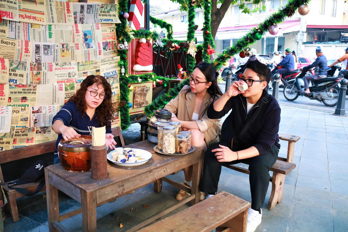 Mỗi toa tàu điện không chỉ là một góc check-in "sống ảo" vừa hoài niệm vừa hiện đại, mà còn là nơi những giá trị di sản của Hà Nội được kể lại bằng ngôn ngữ gần gũi, tự nhiên, góp phần đưa văn hóa lịch sử chạm gần hơn đến thế hệ Gen Z.