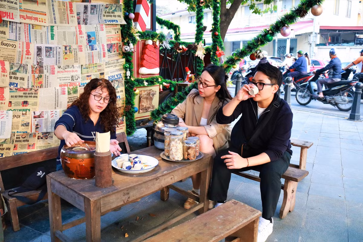 Mỗi toa tàu điện không chỉ là một góc check-in "sống ảo" vừa hoài niệm vừa hiện đại, mà còn là nơi những giá trị di sản của Hà Nội được kể lại bằng ngôn ngữ gần gũi, tự nhiên, góp phần đưa văn hóa lịch sử chạm gần hơn đến thế hệ Gen Z.