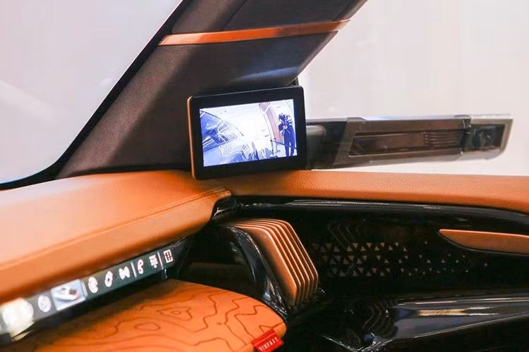 Xe sở hữu màn hình cảm ứng giải trí kích thước lớn. Khe gió điều hòa kiểu nan đứng. Không gian tối giản nút vật lý, chỉ nổi bật nhất là hai núm chỉnh điều hoà, còn lại những chức năng khác đều thông qua màn hình. VinFast Wild không có gương chiếu hậu, thay vì đó xe được lắp camera và hình ảnh sẽ hiển thị thông qua màn hình ở cột A.