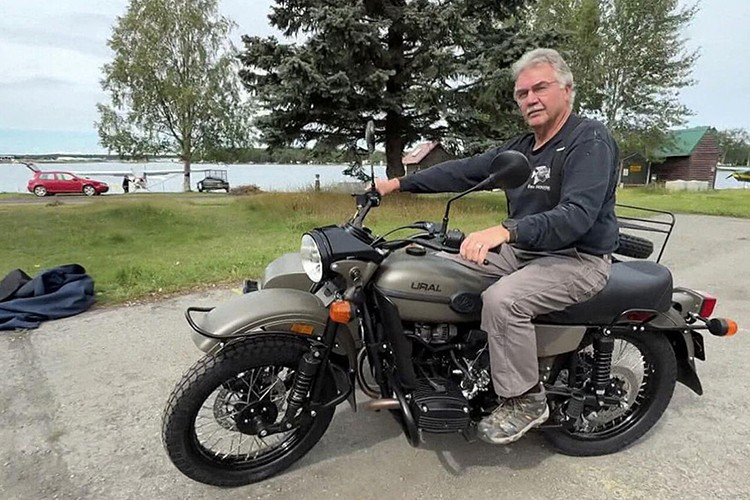 Trước đó, Warren được các phóng viên Nga gặp tình cờ trên đường phố Anchorage. Ông chia sẻ rằng ông gặp khó khăn trong việc tìm phụ tùng thay thế cho chiếc Ural cũ, đặc biệt là do nhà máy sản xuất nằm ở Ukraine.