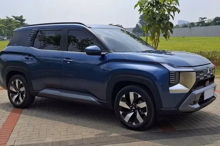 Mitsubishi Destinator sử dụng động cơ xăng mã 4B40 với 4 xi-lanh, tăng áp, dung tích 1.5L, cho công suất tối đa 163 mã lực tại tua máy 5.000 vòng/phút và mô-men xoắn cực đại 250 Nm tại dải tua máy từ 2.500 - 4.000 vòng/phút. Ngoài ra, xe còn sở hữu hệ dẫn động cầu trước, hộp số vô cấp CVT và bình xăng 45 lít. Từ bản Exceed trở lên, xe có 5 chế độ lái, gồm Normal, Wet, Gravel, Tarmac và Mud.