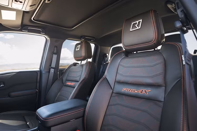 Bên trong khoang cabin của bản này có một số chi tiết riêng như: ghế thêu logo “R”, trần đen và hệ thống thông tin giải trí với màn hình 12,3 inch, kết hợp đồng hồ 7 inch.