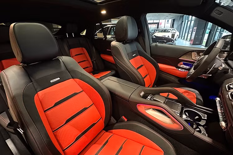 Công nghệ EQ Boost hỗ trợ thêm 22 mã lực và 250 Nm, giúp xe tăng tốc mượt mà hơn. Bên cạnh đó, AMG Track Pace cho phép lưu dữ liệu chặng đua và hệ thống xả tùy chỉnh âm thanh mang lại trải nghiệm thể thao đặc trưng.