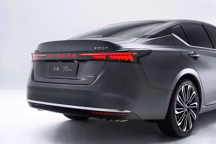 Đúng như những hình ảnh trước đó, Nissan Teana Plus được áp dụng ngôn ngữ thiết kế như ô tô điện, thể hiện rõ qua khu vực đầu xe. Tại đây, xe được trang bị lưới tản nhiệt V-Motion rộng hơn trước, cụm đèn pha LED tối màu hơn và dải đèn LED định vị ban ngày mới. Khu vực hai bên lưới tản nhiệt được trang trí bằng các nẹp mạ crôm mới.