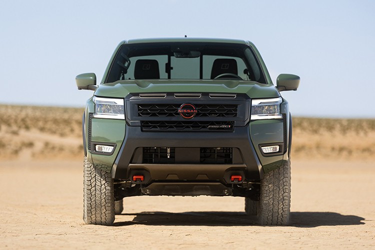 Giá xe Nissan Frontier 2026 từ 32.150 USD (khoảng 845 triệu đồng), chưa tính phí vận chuyển 1.695 USD (44.59 triệu đồng). So với thế hệ trước, giá xe tăng thêm 100 USD (2,63 triệu đồng) và phí vận chuyển cũng tăng 185 USD (4,86 triệu đồng), nâng tổng mức chênh lệch khoảng 285 USD (7,5 triệu đồng).