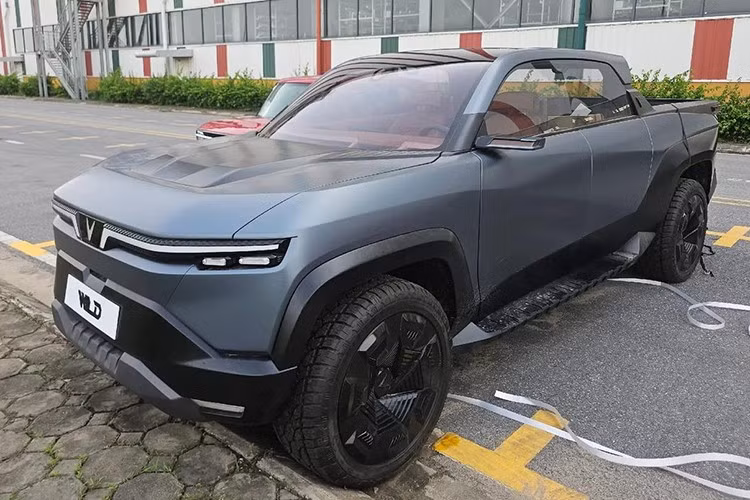 Một loạt hình ảnh của mẫu xe bán tải điện VinFast VF Wild màu mới đang được chia sẻ trên mạng xã hội, thu hút sự chú ý đặc biệt cộng đồng mạng. Mẫu bán tải thương hiệu Việt gây ấn tượng thiết kế khỏe khoắn, trang bị hiện đại.