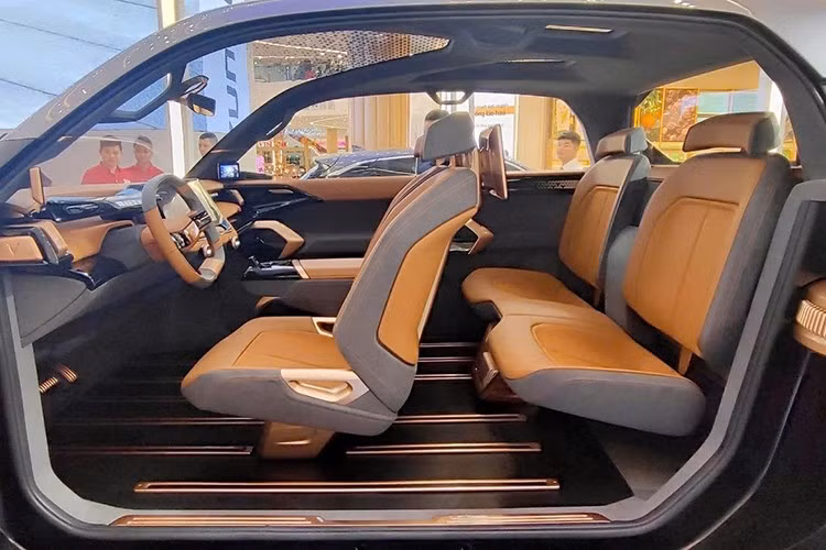 Là xe bán tải điện lớn nhất phân khúc, vốn cần nhiều cột để cứng cáp nhưng VF Wild lại gây ngạc nhiên với kiểu thiết kế không có cột B, hai cửa mở ra trước và sau dạng "suicide door" phong cách xe siêu sang Rolls-Royce. Sàn xe dạng phẳng. Trần kính toàn cảnh, ghế bọc da hai tông màu.